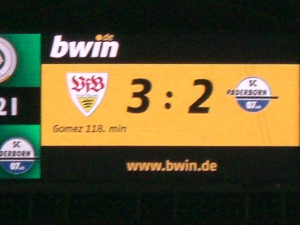Der VfB Stuttgart macht es nach einer sicher geglaubten 2:0-F�hrung nocheinmal spannend und muss in die Verl�ngerung. Mario Gomez erl�st die VfB-Fans mit dem 3:2 kurz vor Ende der zweiten Halbzeit der Verl�ngerung...